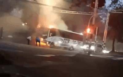 Incendio de bus de servicio especial en Medellín