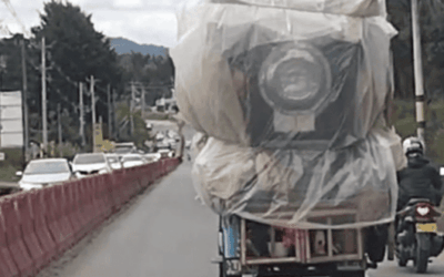 Trasteo en un Renault 4 sorprende en el Oriente