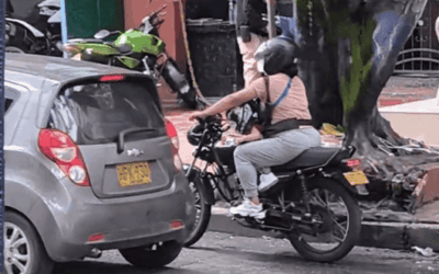 Imprudencia al volante: bebé en moto y semáforo en rojo