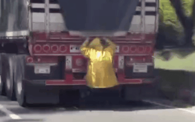 Imprudencia en la vía: hombre se cuelga de tractomula en la Avenida Regional