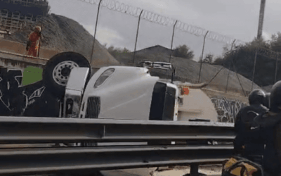 Volcamiento de camión paraliza la autopista Medellín–Bogotá cerca de Zamora