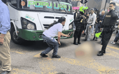 Conductor de bus en contravía atropella a un adulto mayor en Prado Centro