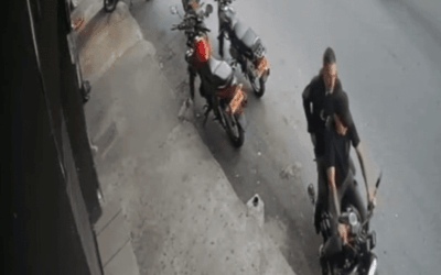 En video quedó registrado robo de moto en modalidad ‘halada’ en Robledo Aures