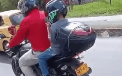 Indignación por irresponsable acto en moto: menor iba chateando mientras su acompañante conducía