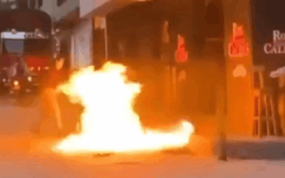 Mujer descubre infidelidad en San Roque y prende fuego a la moto de su pareja