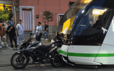 Motocicleta invadió el carril del Tranvía de Ayacucho y causó accidente