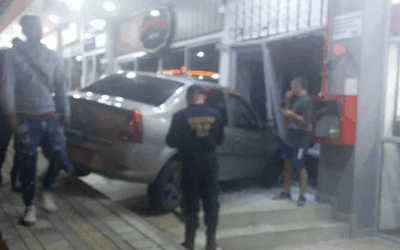 Accidente de tránsito en estación Madera: vehículo particular terminó incrustado en un local comercial