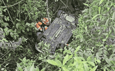 Accidente en la vía a Santa Elena: camioneta cayó a un abismo