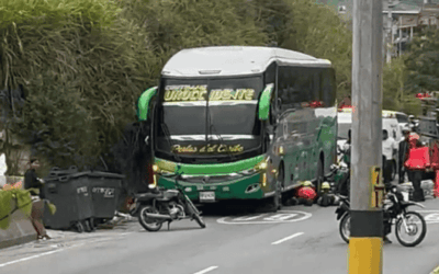 Accidente de tránsito en la salida del túnel de Occidente: bus y motociclista involucrados