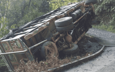 Chiva cargada con panela se volcó en Campamento, por fortuna no hubo heridos