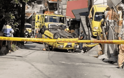 Accidente en Medellín: taxi volcó en el barrio 13 de Noviembre