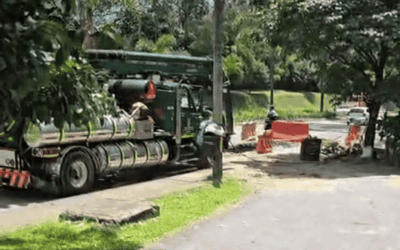 Un enorme hueco genera congestión en la vía Las Palmas, Medellín