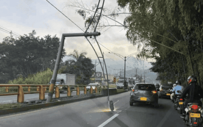 Poste caído genera alerta en la Variante de Caldas