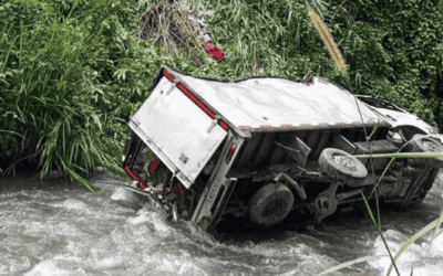 Camión cayó a una quebrada en la vía a Salgar