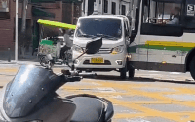 Accidente de tránsito en Medellín: Metroplús y vehículo particular colisionaron en la calle 30 con la avenida 80