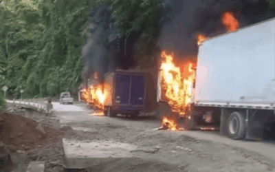 Escalada violenta en Colombia: ELN quema vehículos y asalta conductores en la vía Quibdó – Pereira