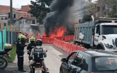 Incendio vehicular en la vía Machado, Copacabana