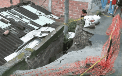 Erosión en El Popular 2 pone en riesgo viviendas y vía principal