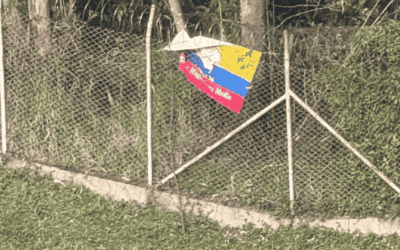 Instalan presunta bandera del Frente 36 de las FARC cerca a la zona de la explosión en Loreto