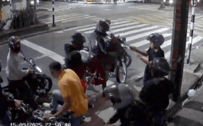 Impactante atraco y robo de motocicleta a manos de siete asaltantes