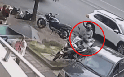 Roban motocicleta en la Carrera 80, cerca de la estación Floresta