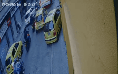 Conductor de taxi chocó contra el Teatro Sinfonía y huyó del lugar