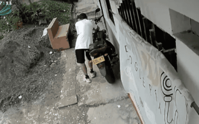 Cámara de seguridad captó el robo de una motocicleta en Robledo Villa Sofía