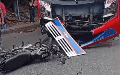 Accidente en la vía hacia el barrio Doce de Octubre