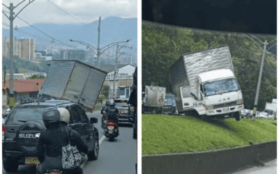 Accidente en la variante de Caldas: camión quedó sobre el separador