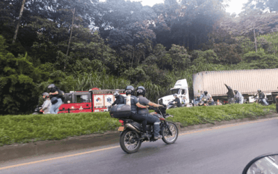 Cerrada la variante de Caldas por derrame de ACPM tras accidente de tractocamión