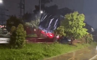 Camión perdió el control y terminó en el separador de la Avenida Regional