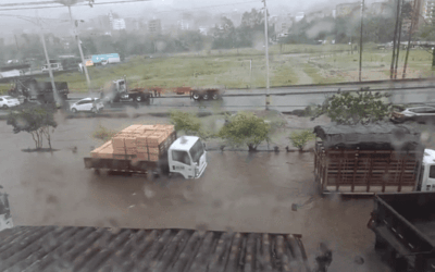 Inundaciones afectan la Variante de Caldas y complican la movilidad