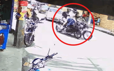 Choque de motos en Santa Cruz terminó contra un local comercial