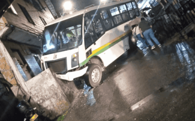 Accidente en Medellín: bus alimentador terminó incrustado en una vivienda