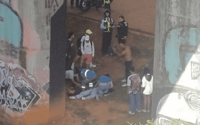 Accidente en el puente de la Madre Laura: dos personas cayeron al vacío