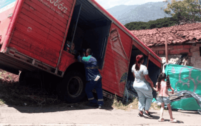 Conductor de camión de Postobón perdió el control y chocó contra una vivienda en Bello