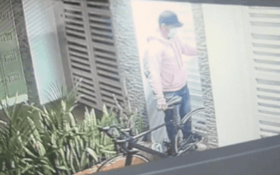 Cámaras captaron a hombre que ingresó a edificio en Laureles y se robó una bicicleta