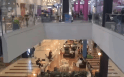 Vidrios rotos en centro comercial Aves María generan preocupación por posible riesgo