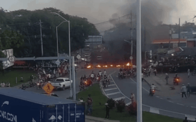 Bloqueos y quema de llantas en Caucasia por protestas de mineros en La Mandinga