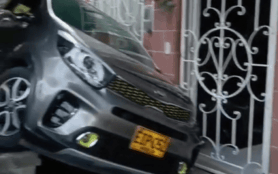 Accidente en Rodeo Alto: vehículo terminó contra un muro de un conjunto residencial