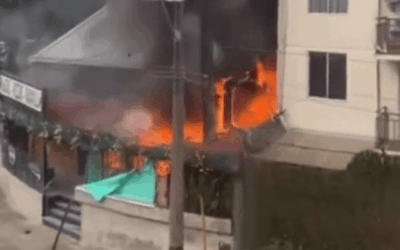 Mesero sufre quemaduras tras explosión e incendio en restaurante cercano a la Estación de Policía