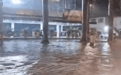 Lluvias dejan emergencias en varias zonas de Medellín: buscan a un motociclista arrastrado por la corriente