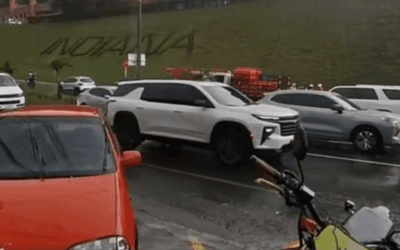 Fuerte inundación afecta la glorieta de Indiana en el Alto de Las Palmas