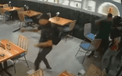 Hombres armados asaltaron un restaurante en Laureles y despojaron de sus pertenencias a varios clientes