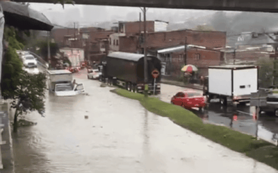 Inundación en la paralela, a la altura de Acevedo