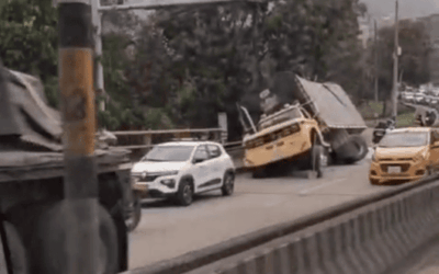 Camión con falla mecánica genera congestión en la Autopista Medellín–Bogotá