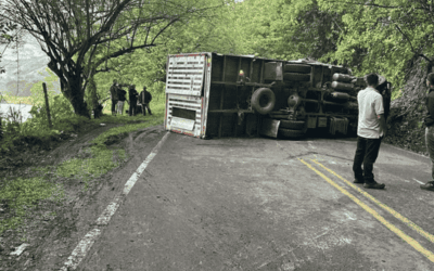 Vehículo tipo turbo se volcó en la vía entre Peñalisa y Bolombolo