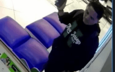 Cámara captó robo de un iPhone 13 en el centro de la ciudad