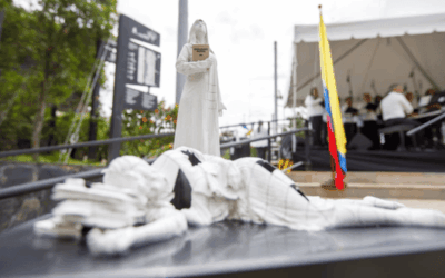 Medellín rinde homenaje a las víctimas del Palacio de Justicia con la escultura “Vacío presente”