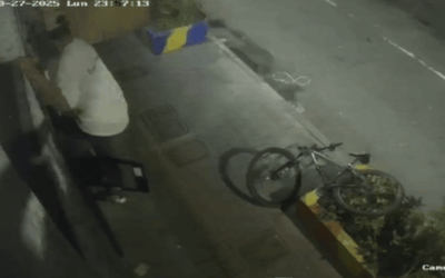 Captado en video robo de bicicleta frente al centro comercial Los Molinos